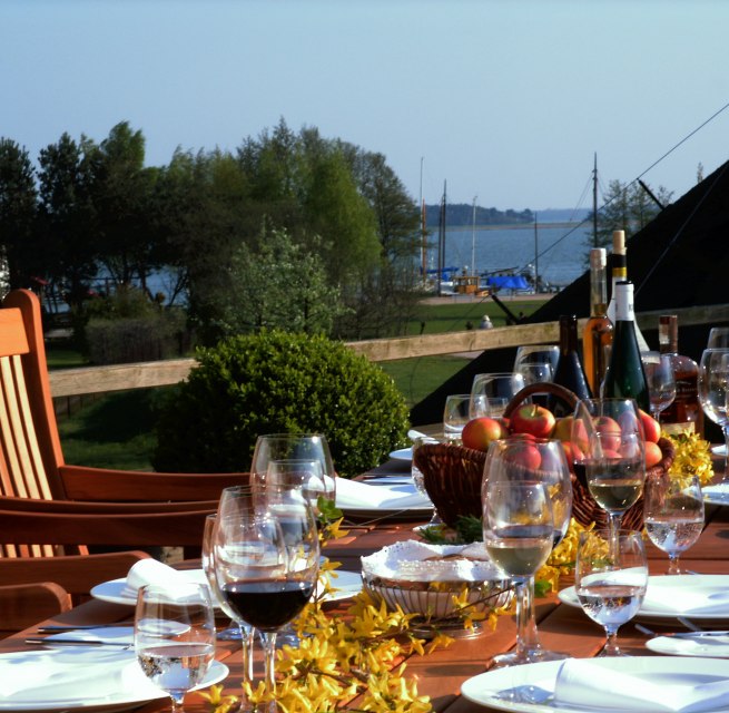 Blick von der Restaurantterrasse in Richtung Hafen, © Martina Evers