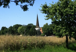 Blick auf den Turm der Groß Bisdorfer Kirche, © Sabrina Wittkopf-Schade