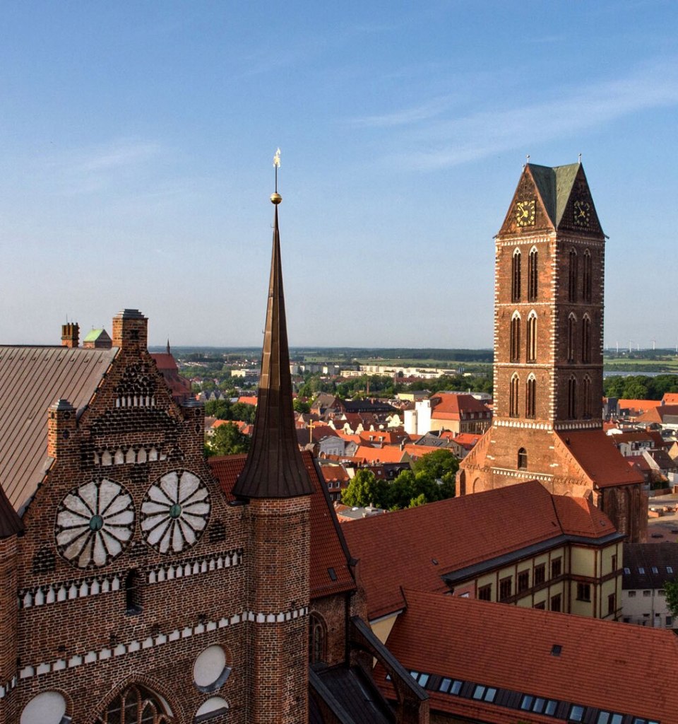 Luftbild von der Hansestadt Wismar mit Blick auf die St. Georgen Kirche und den St. Marienkirchturm., © TMV/Henig