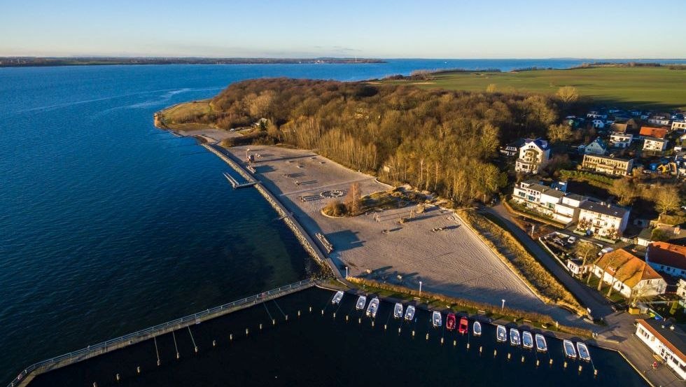 Der Strand von Altefähr von oben, © Eigenbetrieb Hafen- und Tourismuswirtschaft Altefähr