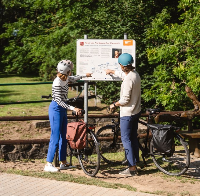 An zentralen Orten der Route finden Frauke und Wolf Informationen zu den Malern und der Region., © TMV/Gross