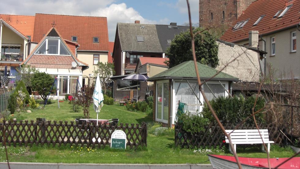 Garten des Mecklenburger Hofs Parchim mit direkter Lage am Elde-Arm, © Mecklenburger Hof Parchim