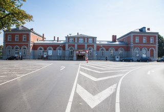 Der Bahnhof von der Straßenseite aus., © Frank Burger