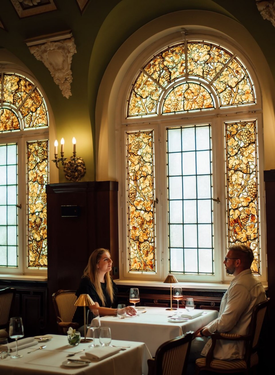 Paar beim romantischem Essen im Weinhaus Uhle in Schwerin