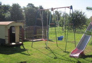 Spielplatz mit Spielhaus, Sandkiste, Schaukel und Rutsche, © Richter