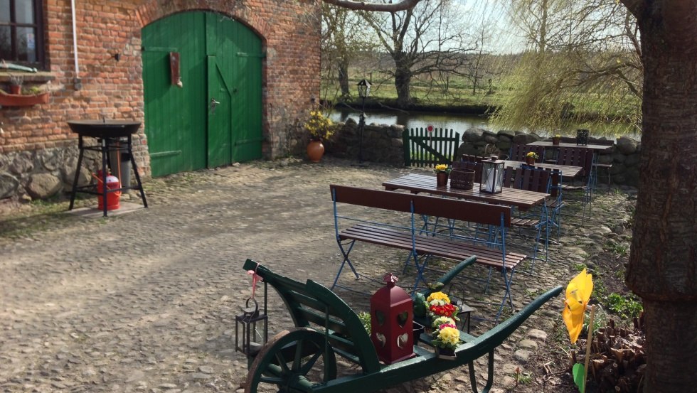 Eingang Ferienwohnungen, Terrasse, Zugang zum "See" und Lagerfeuerplatz, © Hof Prangendorf/Vergin