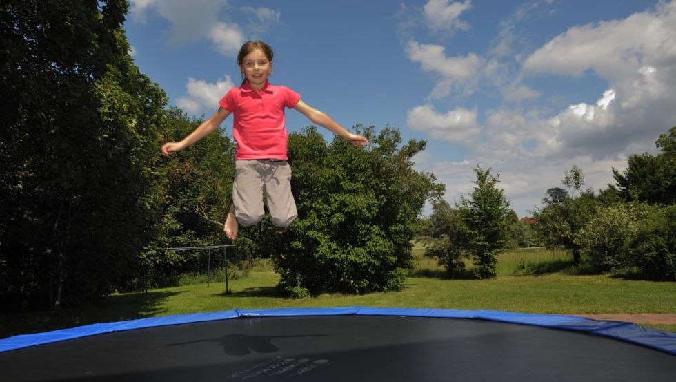 Mädchen auf dem Trampolin, © Margit Wild