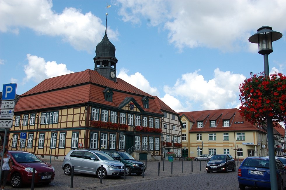 Das Grabower Rathaus steht repräsentativ im Zentrum der Fachwerkstadt., © Gabriele Skorupski