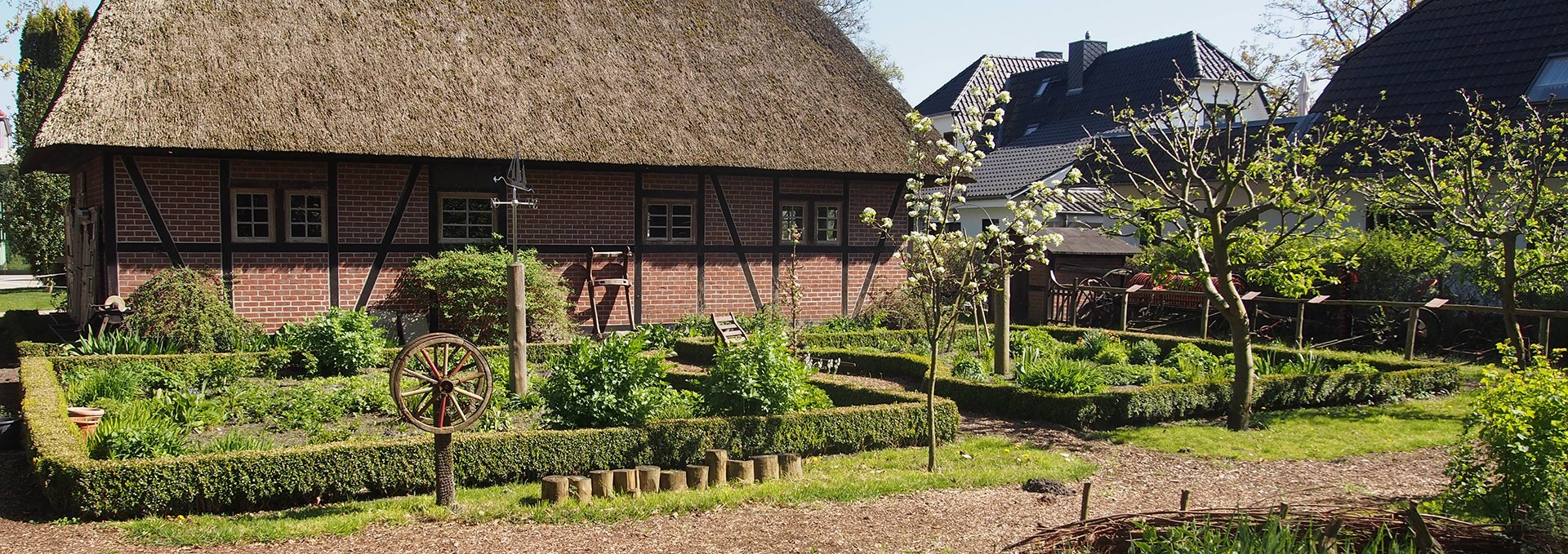 Auf dem Hof, etwas versteckt hinter der Scheune zu entdecken: der kleine Bauerngarten mit altem Ackergerät., © Kur- und Tourismus GmbH Zingst