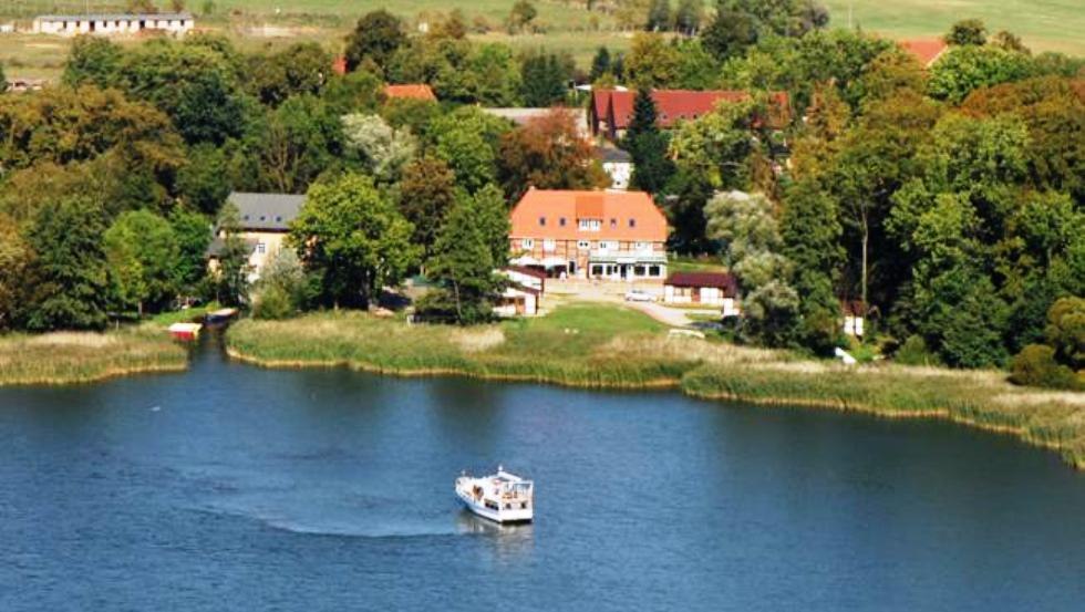 Blick auf das Inselhotel direkt am Dobbertiner See, © Inselhotel Dobbertin/Kapitän Müller