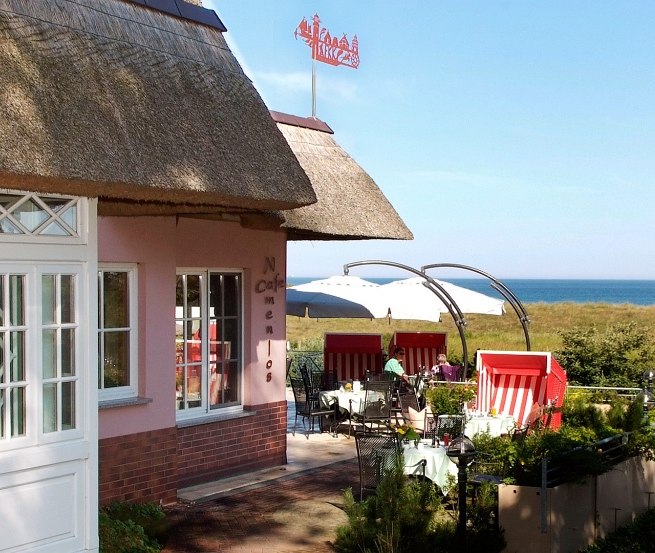 Restaurantterrasse mit wundervollem Blick auf das Meer., © Foto-Hübner, Wustrow (umfassende Nutzungsrechte beim Ahrenshooper Hof vorhanden)