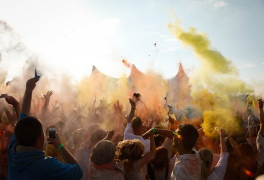 Das aus Indien stammende Holi Festival mit bunten Farben in Rostock., © TMV/Manthey