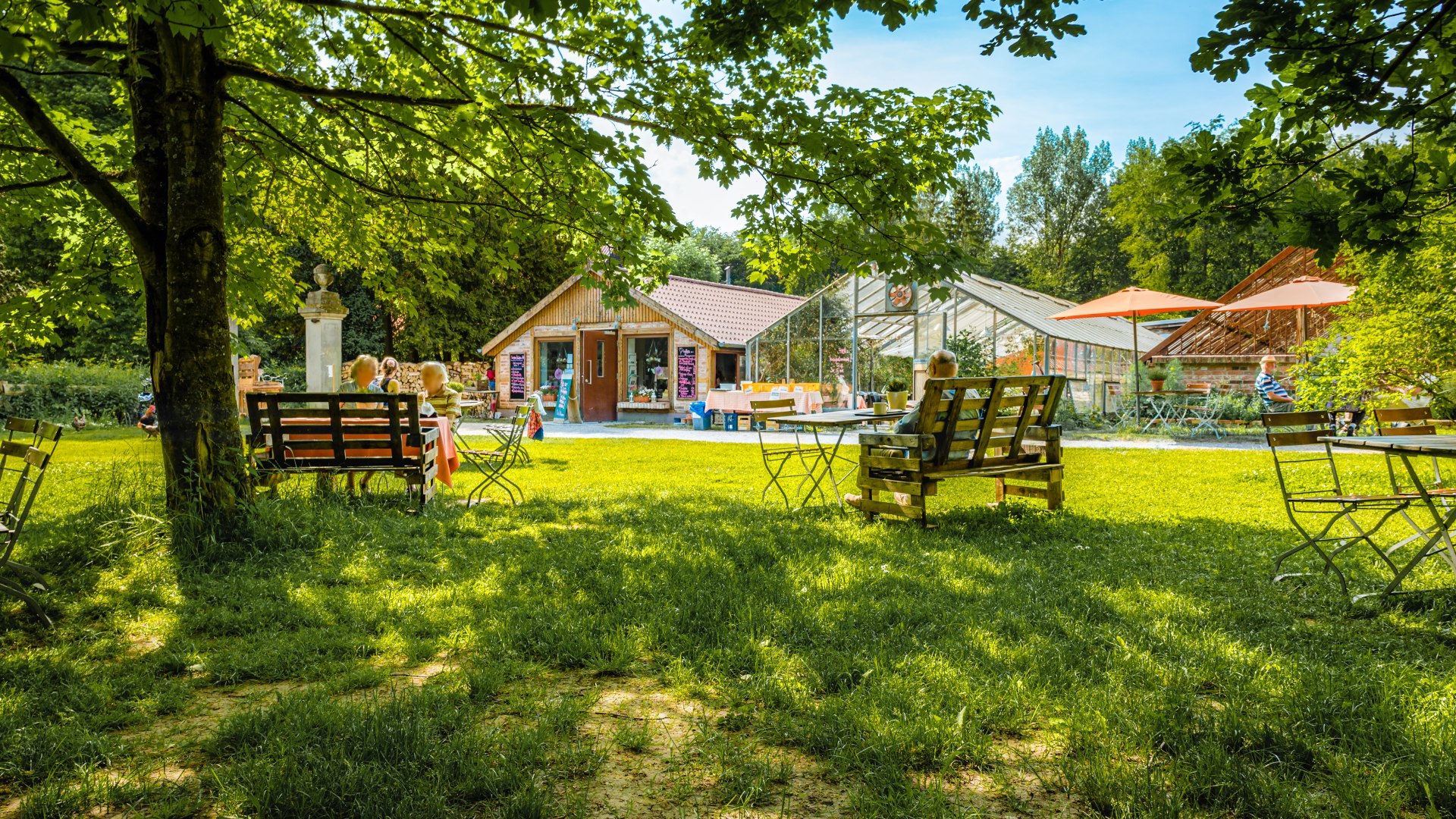 Heute stärken sich die Gäste an köstlichen, selbstgebackenen Kuchen im „Gartencafé Wiligrad“., © TMV/Tiemann