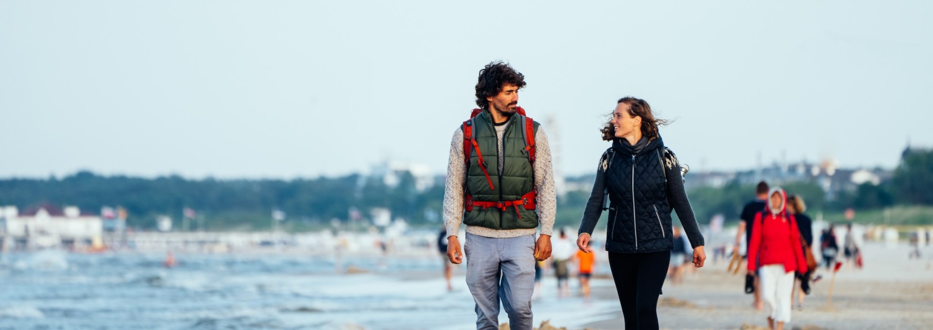 Pärchen spaziert im Herbst am Strand von Heringsdorf, © TMV/Gänsicke