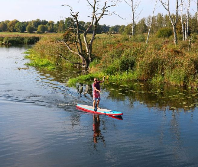 Mit dem SUP - Stand Up Paddle Board auf der Peene bei Demmin unterwegs in Mecklenburg-Vorpommern.
Mecklenburgische Seenplatte, © TMV/Sebastian Hugo Witzel