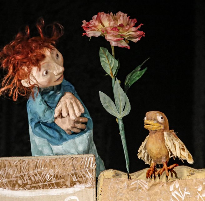 Bild einer Szene aus dem Stück mit der kleinen Frau, einer Blume und einem Vogel, © Klaus Schiebold