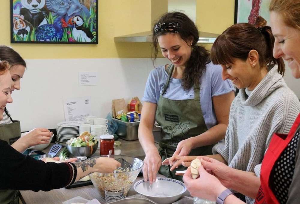 Die Tafel.Runde im Land der Tiere ist ein Tierschutz-Ganztagesevent der besonderen Art: exklusiver veganer Kochkurs und intensives Eintauchen ins Land der Tiere., © Land der Tiere