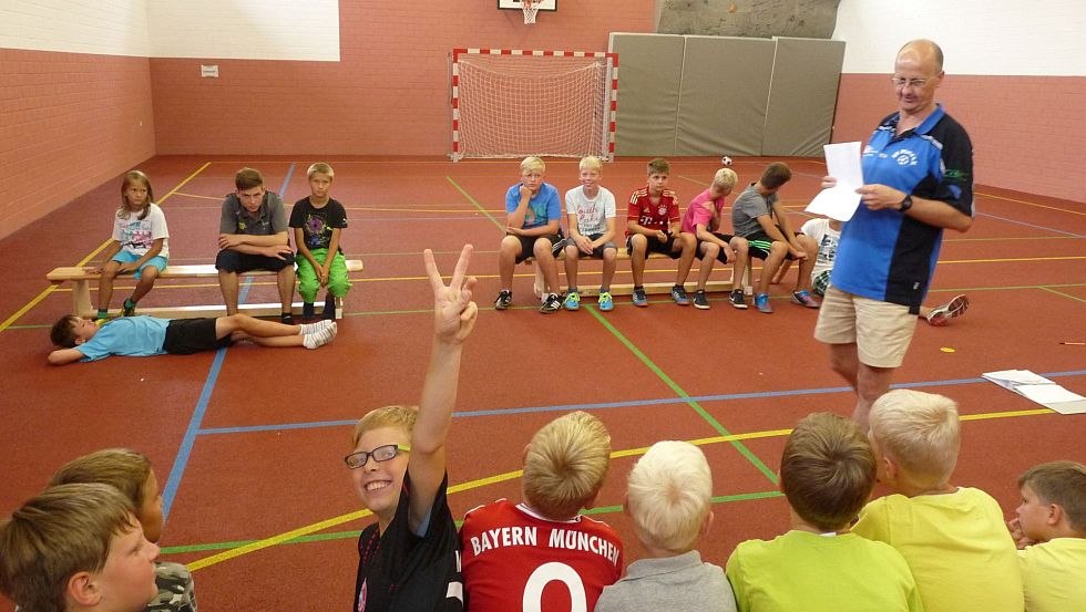 Ein Sportcamp beim Training in der Spiel-u.Bewegungshalle mit Kletterwand, Spielfelder für Volleyball, Handball, Basketball und Badminton, 3 Tischtennisplatten und Slackline., © Jessenitzer Aus- und Weiterbildung e.V.