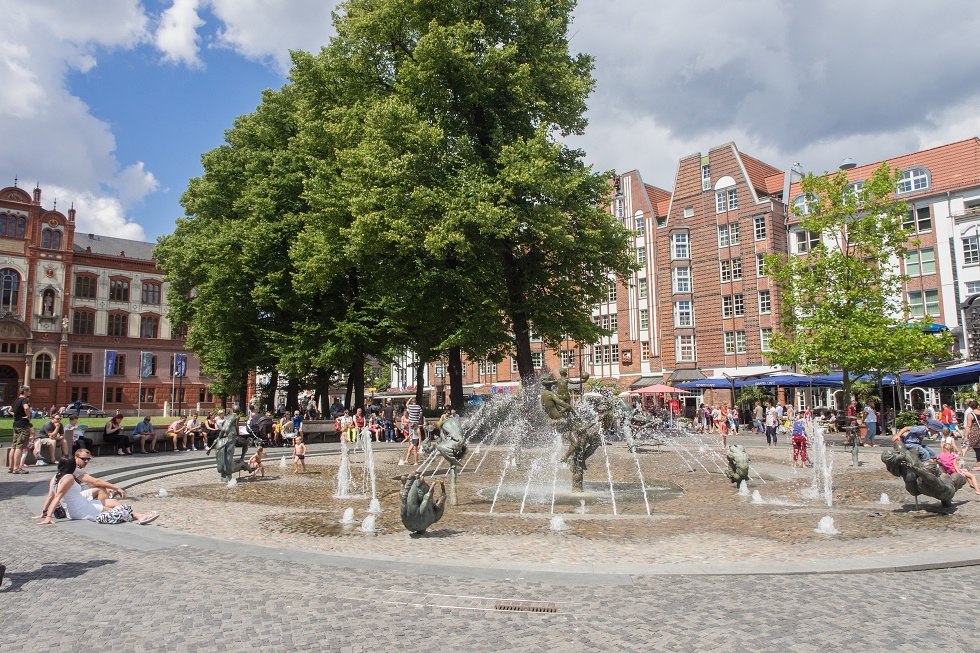 "Brunnen der Lebensfreude" frontal mit Menschen, © Frank Burger