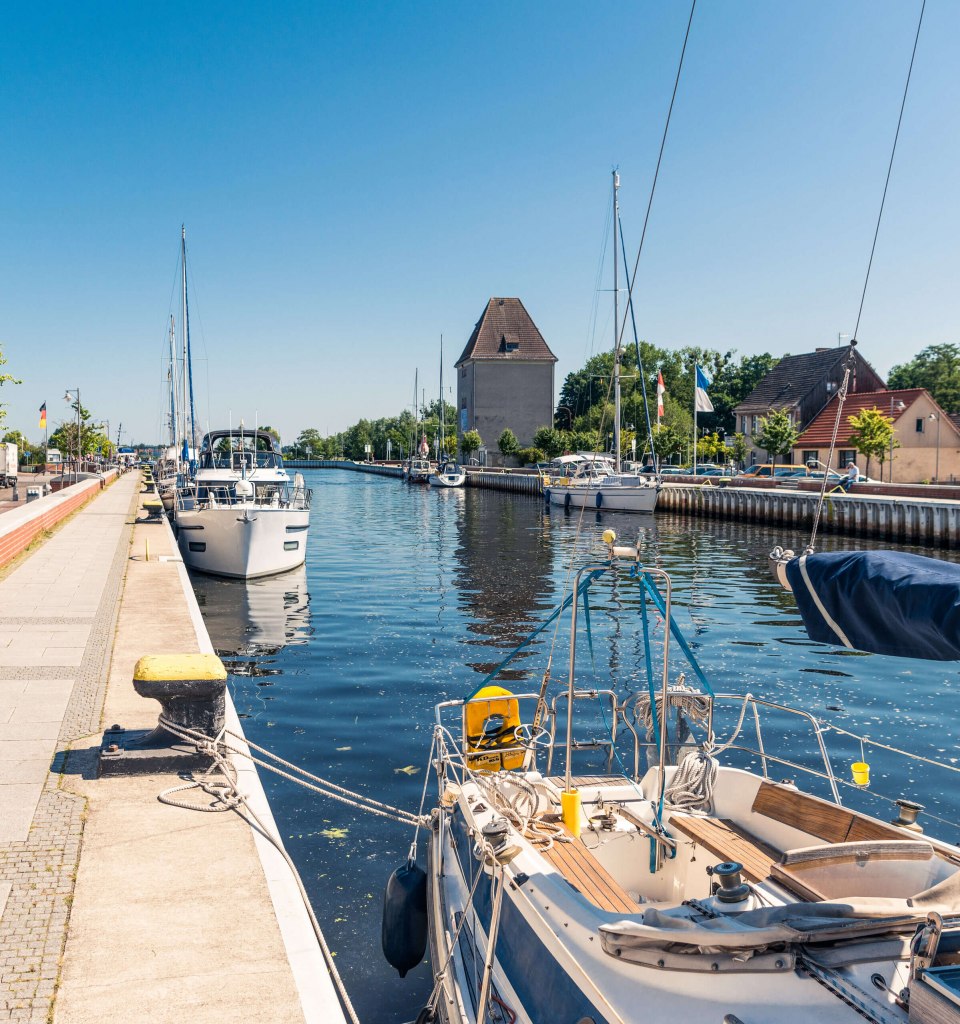 Der Ueckermünder Stadthafen beherbergt nicht nur die historische Kogge, sondern auch den barrierefrei konzipierten Rolli-Segler., © TMV/Süß