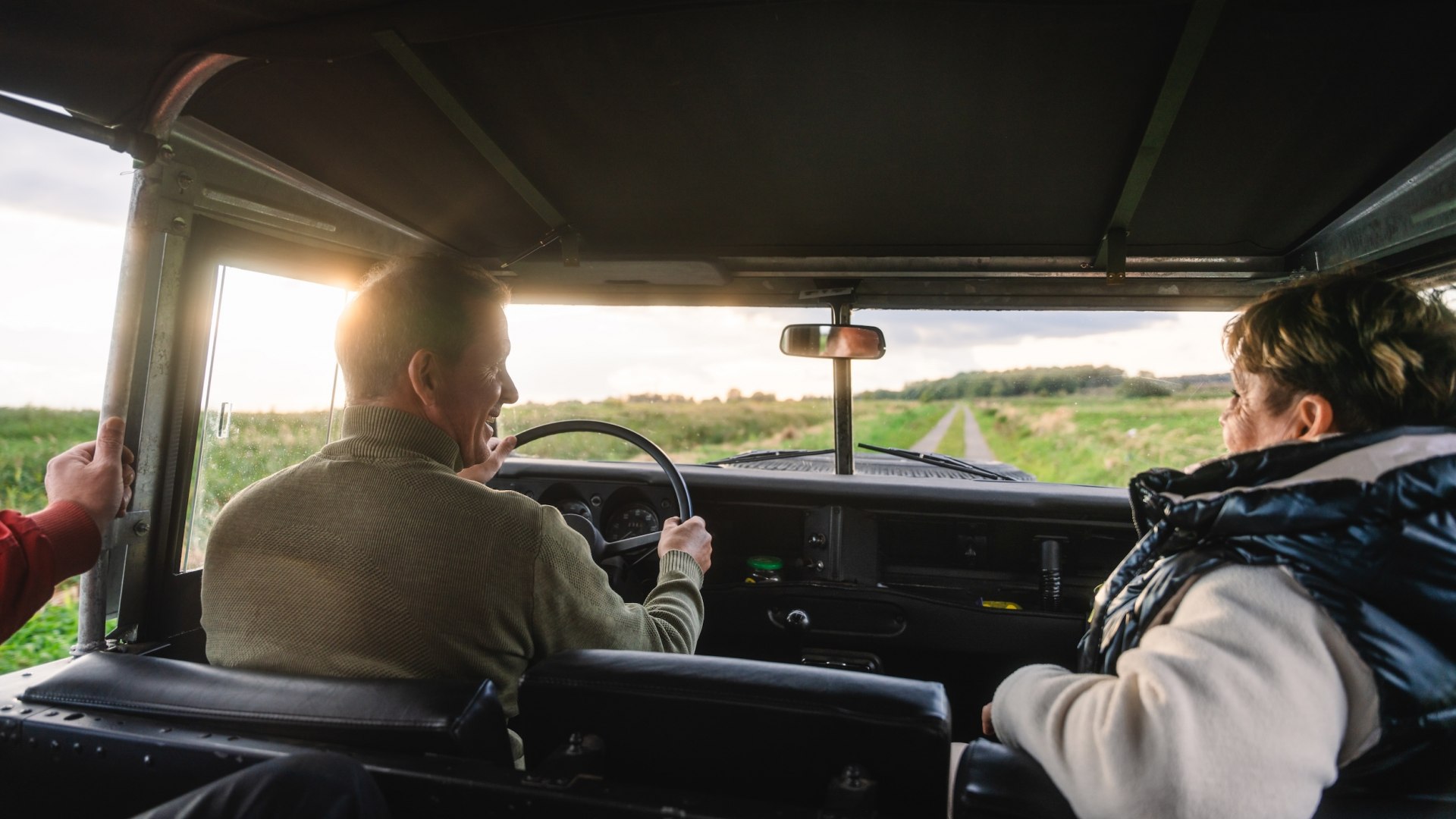 Gunnar Fiedler liebt es, Gästen die unbekannten Seiten Usedoms abseits der Küste zu zeigen. Bei der Insel-Safari cruist man mit einem Land Rover entlang der Felder und Wälder – und lernt dabei ganz nebenbei eine Menge über die Natur und das Leben auf der Insel., © TMV/Gross