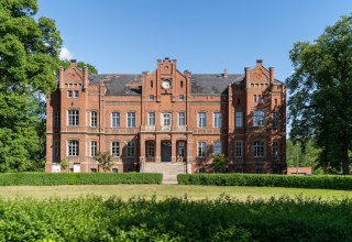 Bei der Einfahrt über Kopfsteinpflaster erblicken Sie das Schloss Alt Sammit in seiner Pracht, © Schloss Alt Sammit/ K.H.Kleinpeter