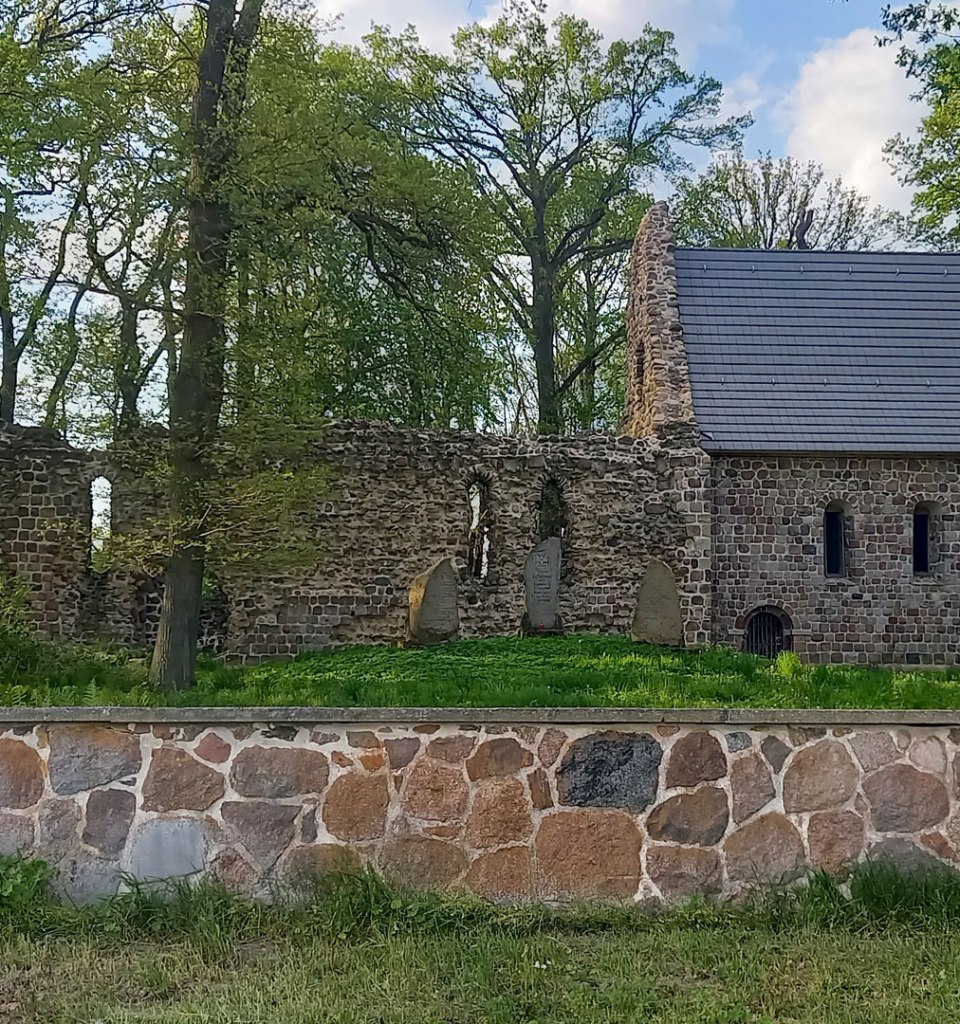 Kirchenruine Dambeck mit Kirchhofmauer, © N. Scherfig