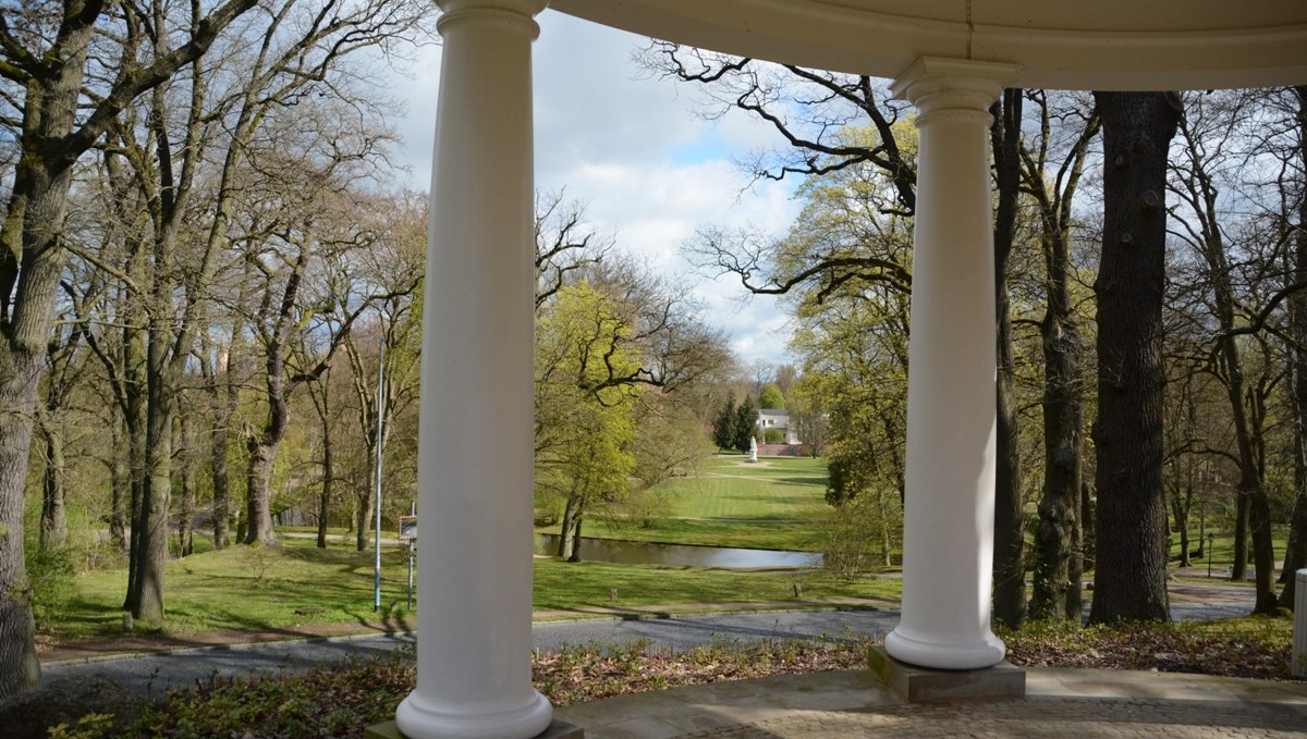 Blick vom Jugendtempel auf das Alexandrinendenkmal, © Tourismusverband Mecklenburg-Schwerin