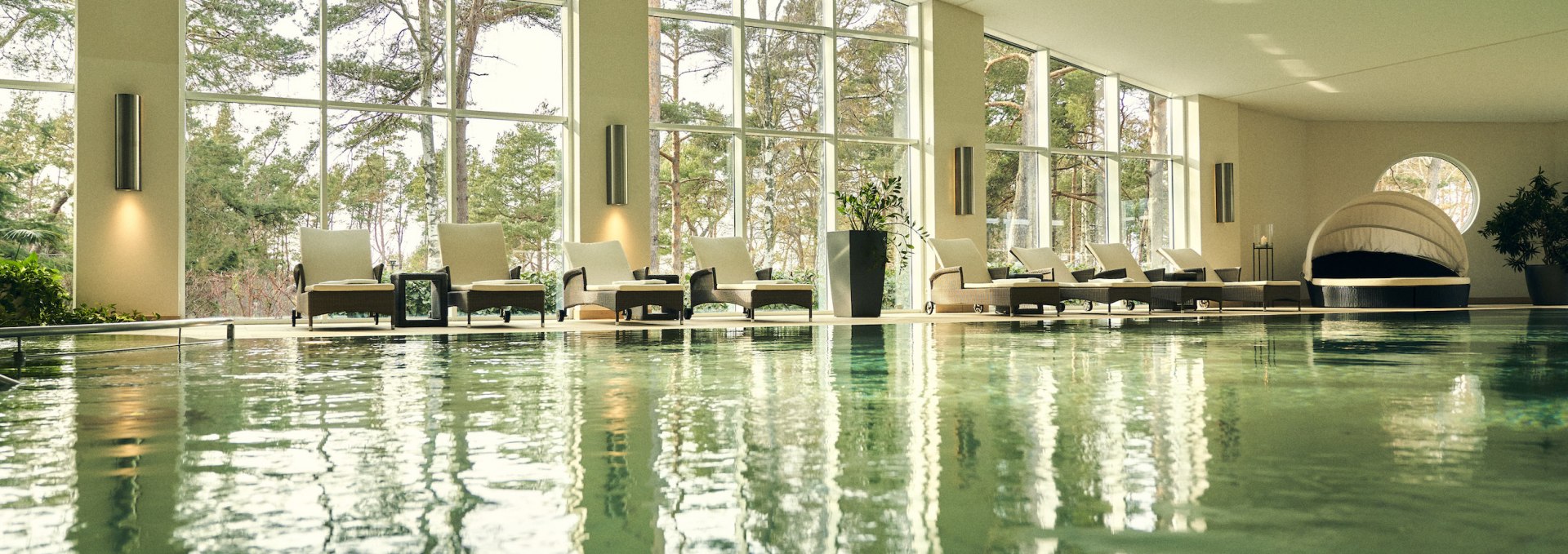 Wellnessbereich mit Pool und Dünenausblick, © Strandhotel Fischland