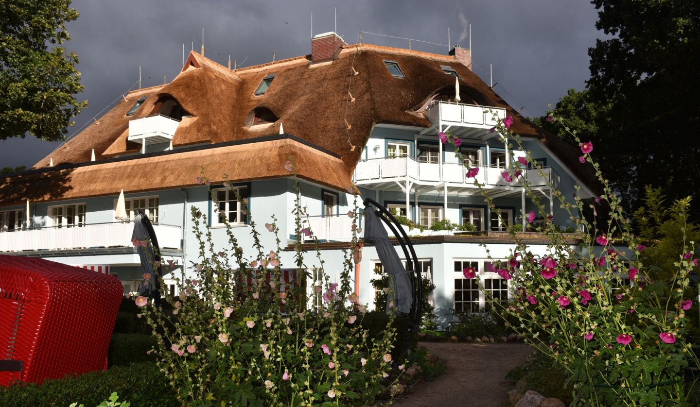 Romantik Hotel Fischerwiege mit großem Frühstücksgarten zur Boddenseite, © Hübner