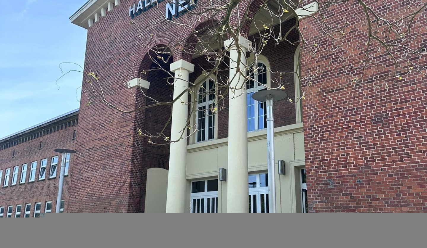 Neptunschwimmhalle Außenansicht Haupteingang, © TMV_Hoehle