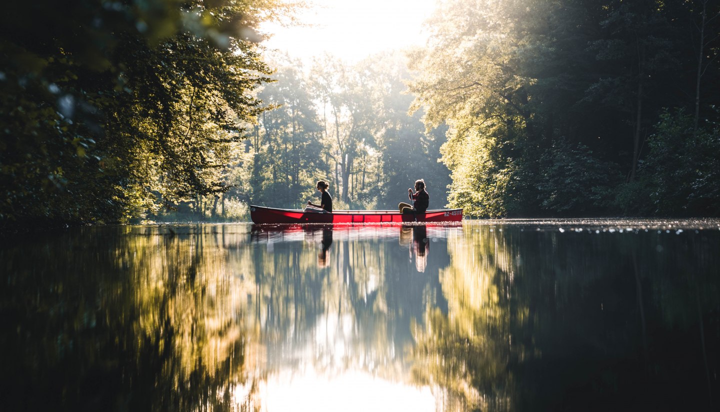 Bucht aufregende Erlebnisse in Mecklenburg-Vorpommern und entdeckt die Vielfalt der Region. Ob Wassersport, Naturerkundungen oder kulturelle Highlights – hier findet ihr Aktivitäten für jeden Geschmack. Zum Beispiel eine Kanutour mit Freunden oder Familie auf dem See.