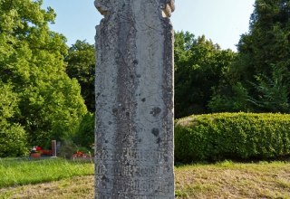 der bizarr anmutende ca. 2,50 m hohe Sühnestein von 1510, © Archäo Tour Rügen