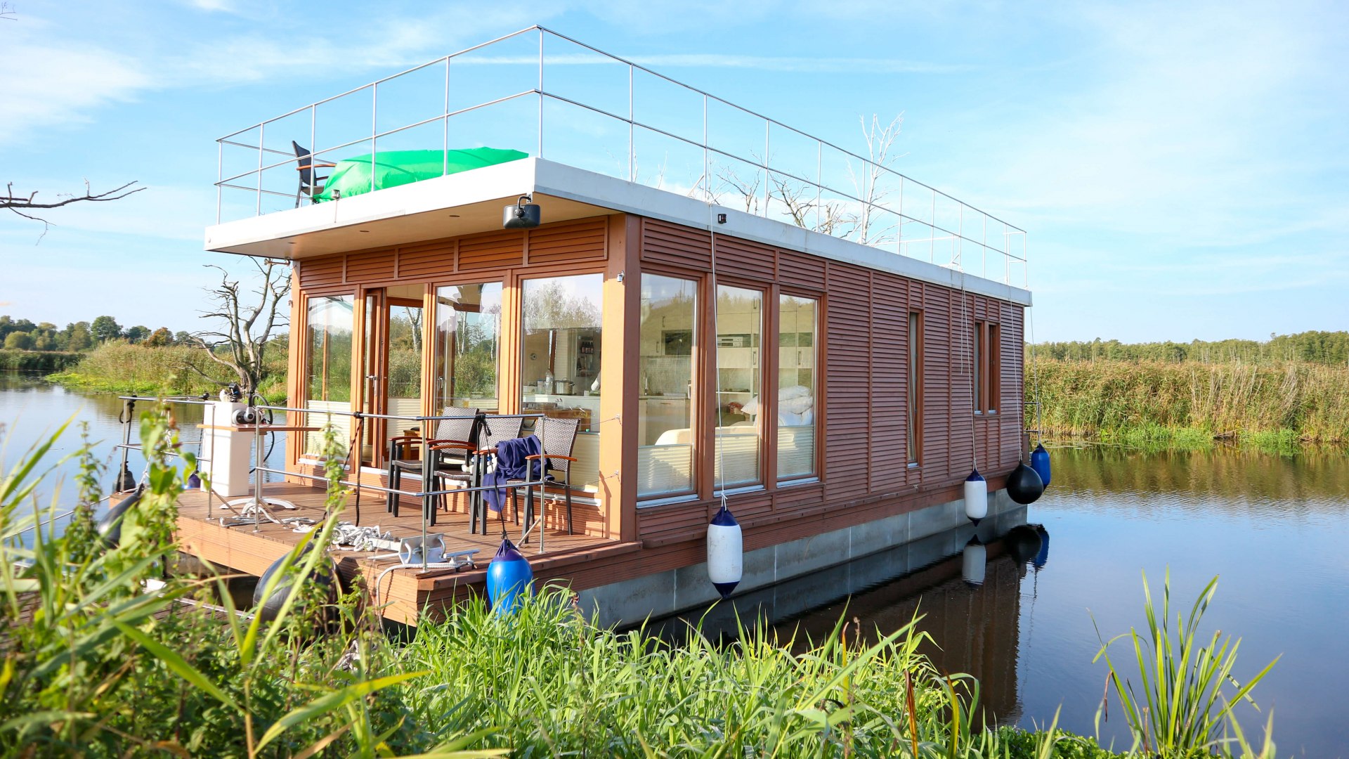 Unterwegs mit dem Bungalowboot auf der Peene am Wasserwanderrastplatz Trittelwitz, © TMV/Witzel