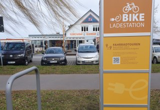 E-Bike Ladestation Ribnitz-Damgarten am Hafen, © Sabine Maus