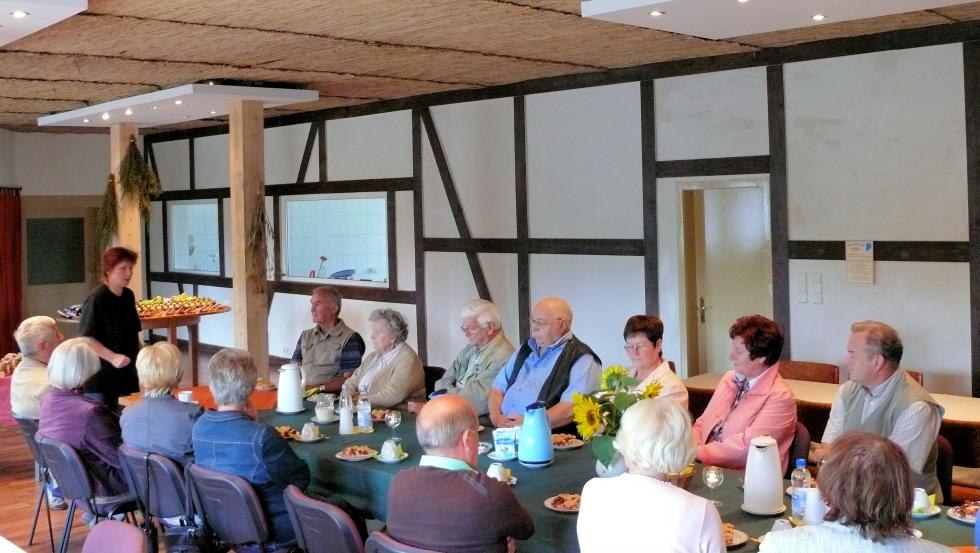 Reisegruppe bei einem Vortrag zur besten Kaffeezeit, © Original Bauerngarten Manufaktur