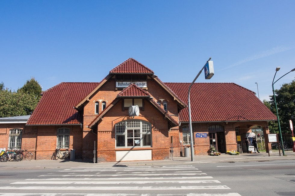 Das Empfangsgebäude des Bahnhofs Wismar., © Frank Burger