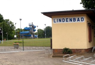 Eingangsbereich zum Lindenbad, © Sabrina Wittkopf-Schade