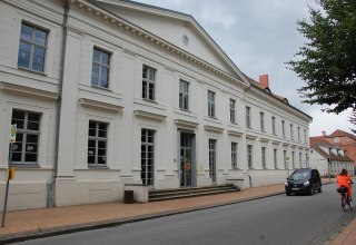 Heute beherbergt das Gebäude die Fritz-Reuter-Grundschule Ludwigslust., © Gabriele Skorupski