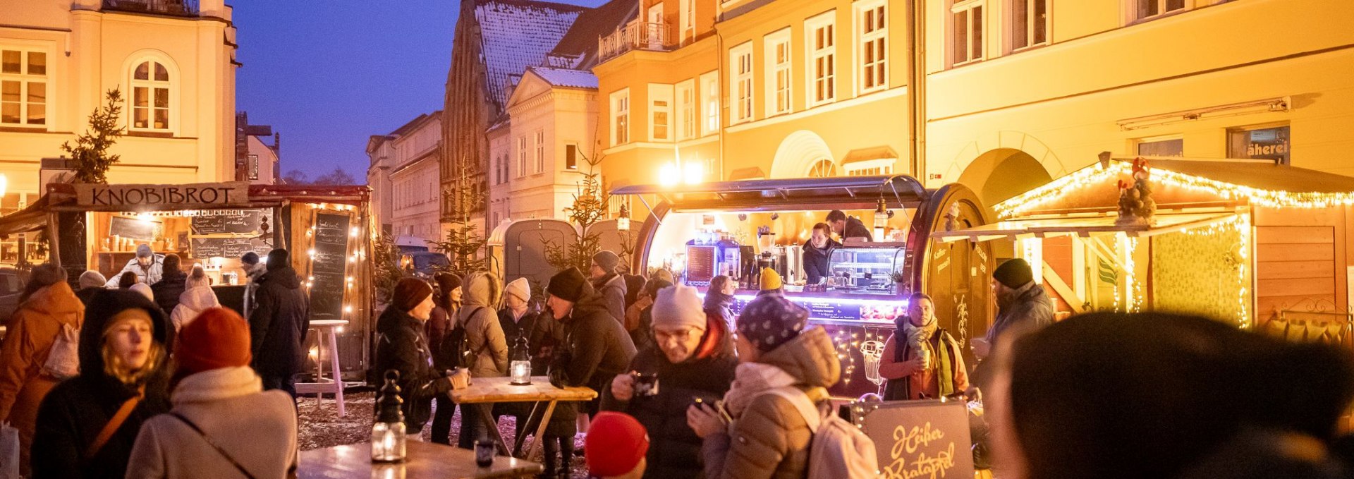 Etwas abseits vom Trubel verwandelt sich der Fischmarkt in ein gemütliches Winterdorf. Hier können es sich die Gäste mit Herzhaftem, Glühwein oder Glögg an der Feuerschale gemütlich machen. Die Buden sind im skandinavischen Stil gehalten. Die Gäste können hier in Ruhe regionale Köstlichkeiten testen., © André Gschweng