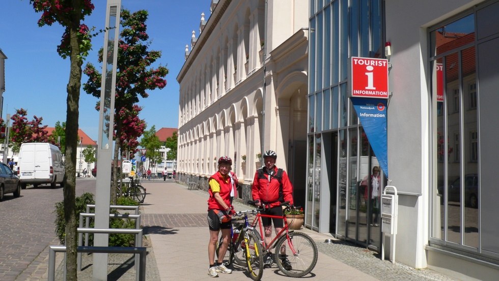 Radler an der Touristinformation, © Stadt Neustrelitz