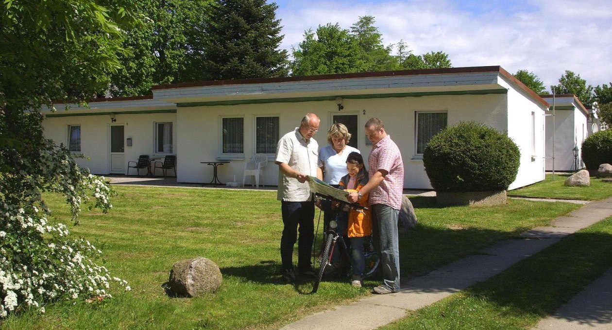 Familie vor dem Bungalow Jagdweg 24, © Ferienbungalow Jagdweg 24