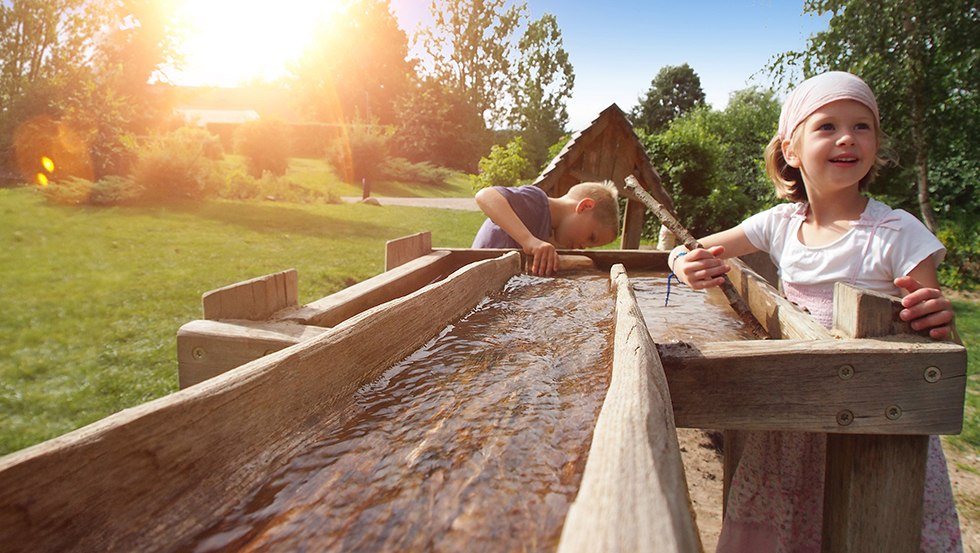 Viel Freiheit für Kinder – auch auf dem Abenteuerspielplatz mit Matschanlage., © Ferienpark Mirow GmbH