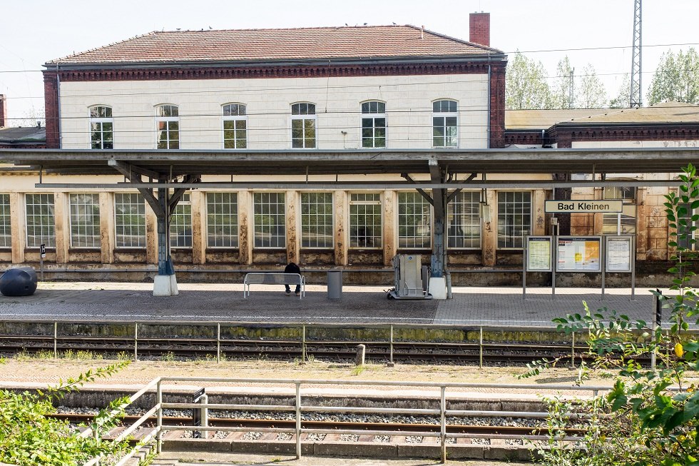 Der Bahnhof liegt in Hanglage zwischen dem Dorf und dem Schweriner See., © Frank Burger