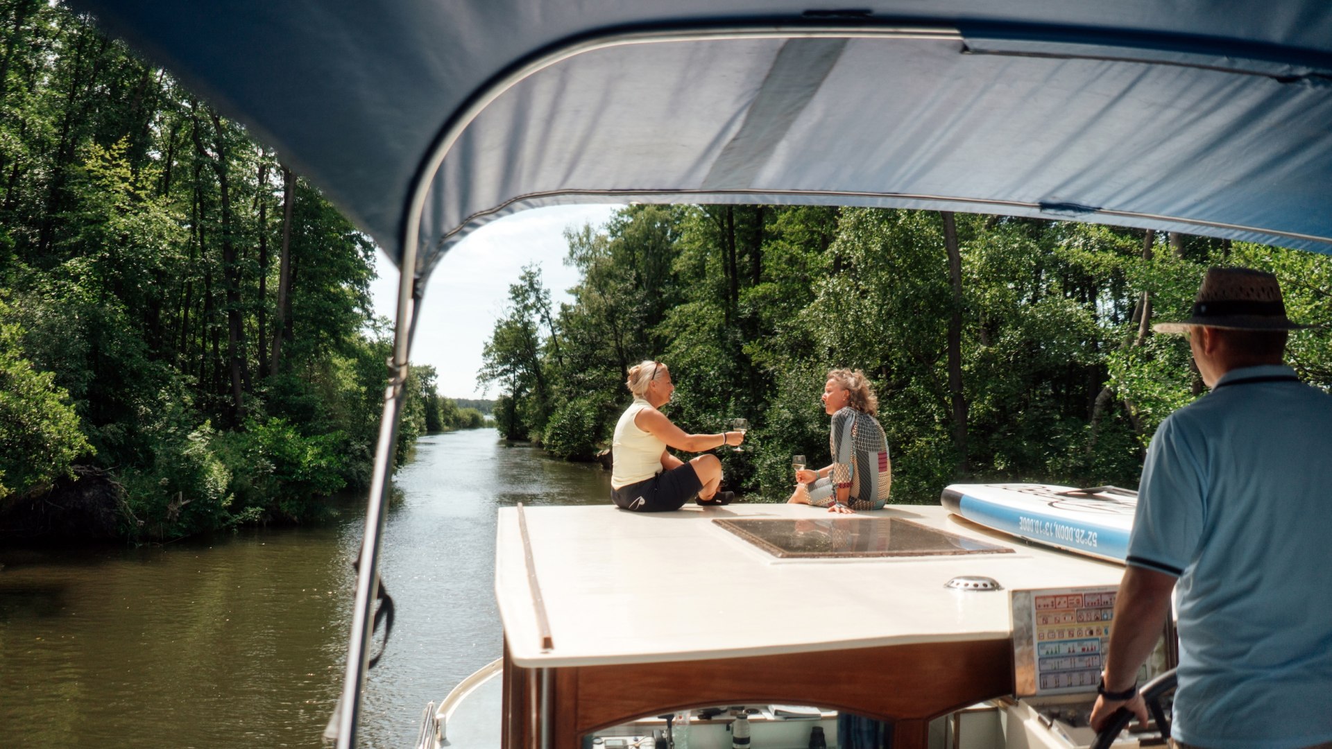 Auf dem Hausboot sitzend in einem Kanal zum Jabelschen See, © TMV/Petermann