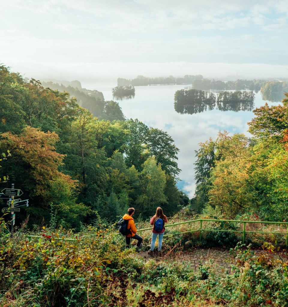 Wandern durch die Feldberger Seenlandschaft auf dem Naturparkweg mit Blick auf die Landschaft und Seen.