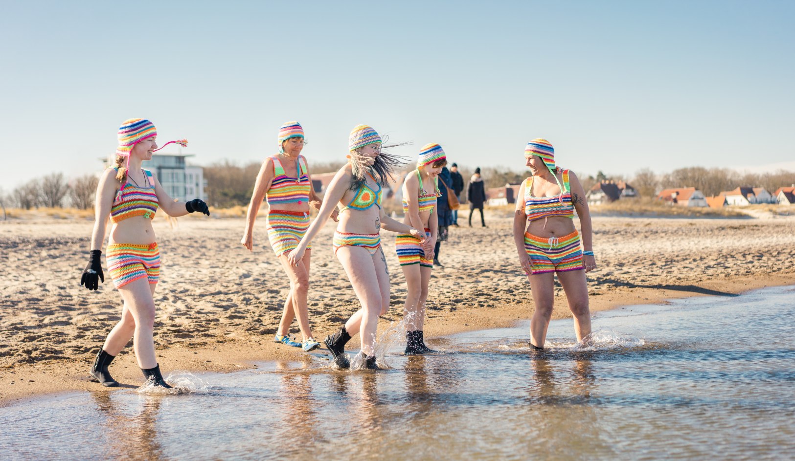 Eisbader gehen am Strand von Warnemünde in die Ostsee., © TMV/Gross