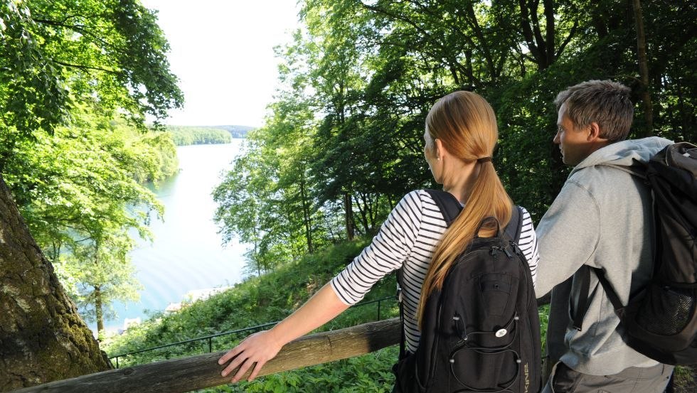 Pause direkt am See - in der Feldberger Seenlandschaft laden gut ausgebaute Wege zum Wandern ein, © TMV/Foto@Andreas-Duerst.de