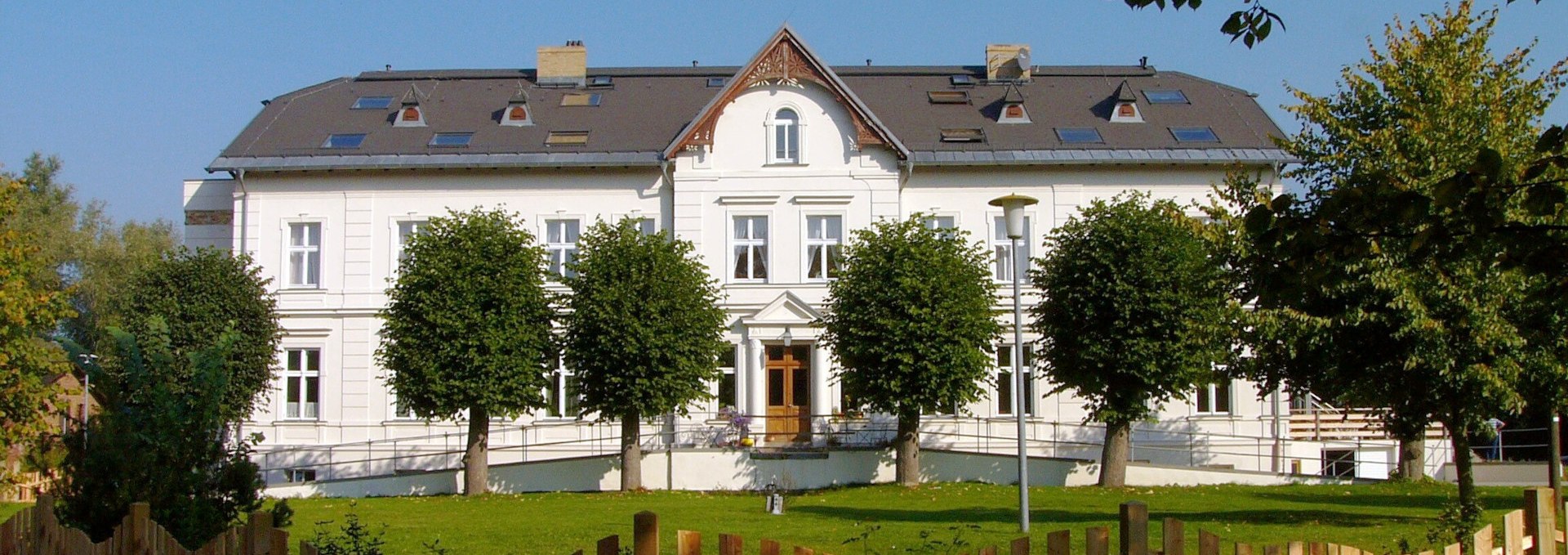 Gutshaus Nisdorf in Frontalansicht, © Ostsee Ferien im Gut Nisdorf GmbH