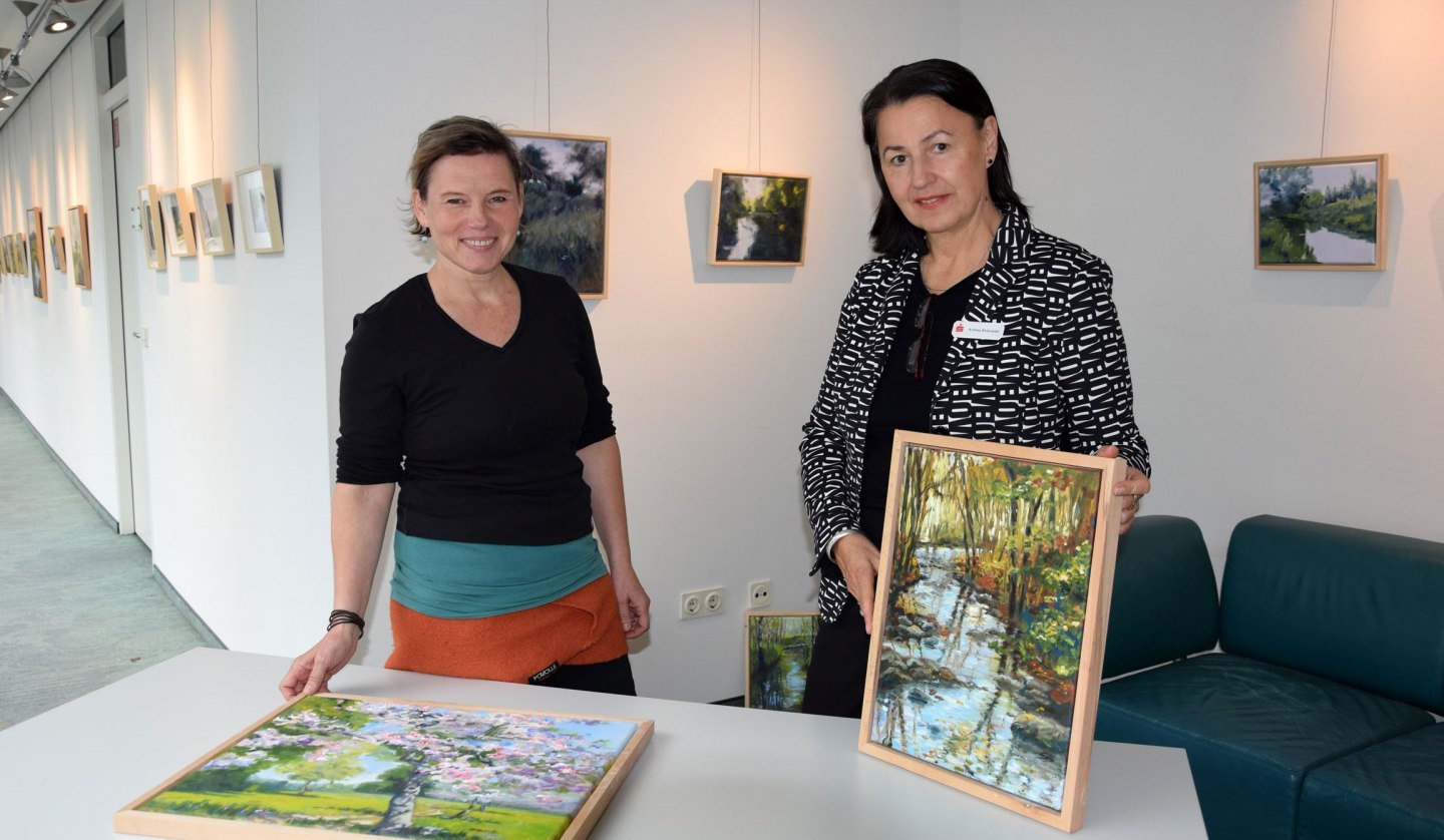 Malerin Simone Butz (l.) und die Vorsitzende des Vorstandes des Hauses, Andrea Binkowski,, © Carola Biermann